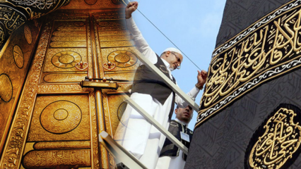 Quali sono le caratteristiche della copertina Kaaba? Da chi è stato coperto per la prima volta?