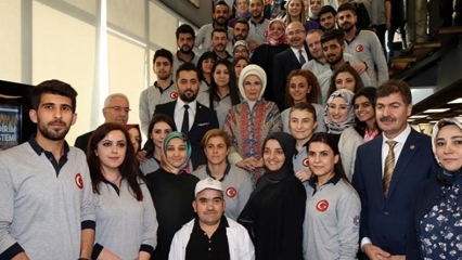 La First Lady Erdoğan incontra i giovani a Mardin