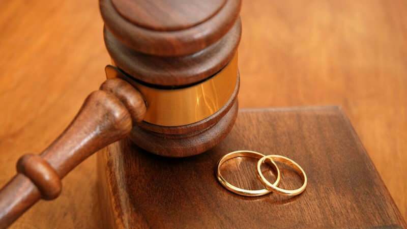 Decisione sorprendente della Corte suprema! Sputare sul volto della suocera provoca il divorzio