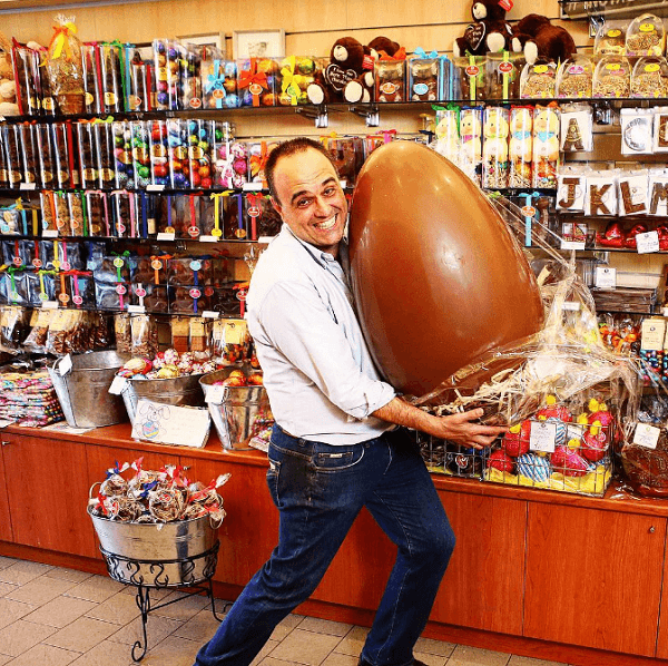 John Kapos ha creato uno Snapchat, ispirato a un grande uovo di Pasqua di cioccolato.