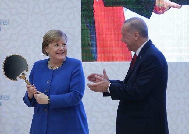 il momento in cui Angela Merkel ha ricevuto un regalo dal presidente Erdogan 