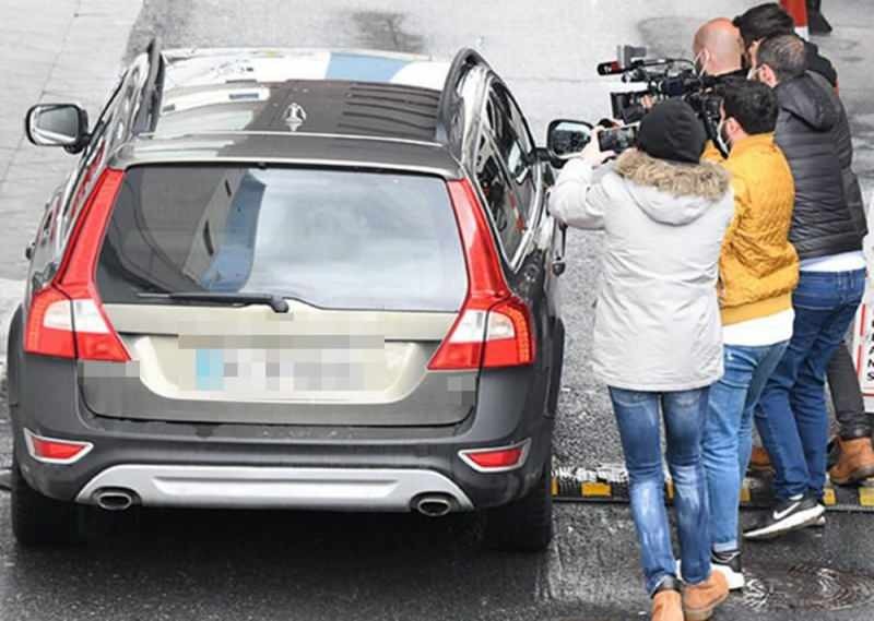 Kenan imirzalıoğlu, che è salito in macchina, si è allontanato da lì.