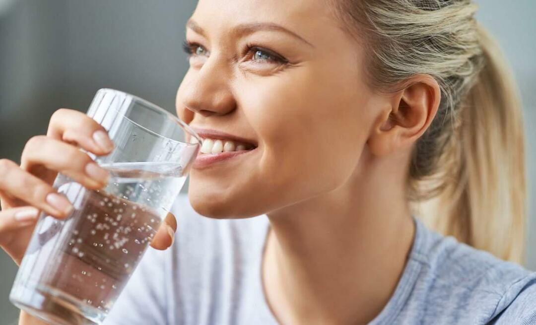 Quali sono i benefici dell'acqua potabile per pelle e capelli? Bere molta acqua migliora la pelle?