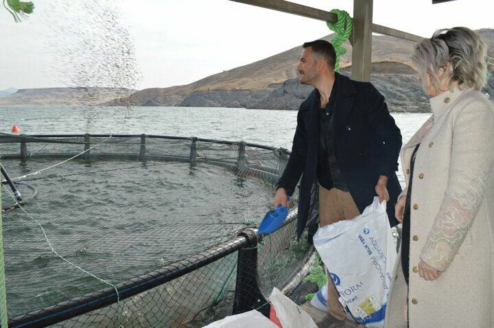 Kürşat Kılıç ha lasciato la banca ed è diventato un produttore di pesce con sua moglie!