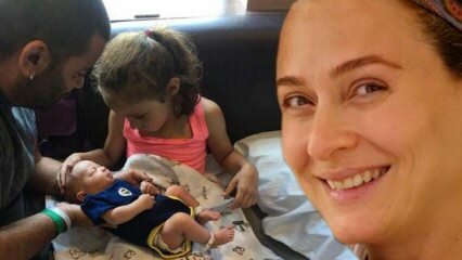 La nuova madre Ceyda Düvenci ha mostrato la faccia di suo figlio