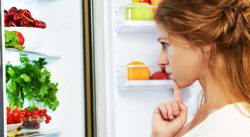 Quale alimento viene messo su quale ripiano del frigorifero? Cosa dovrebbe esserci su quale ripiano del frigorifero?