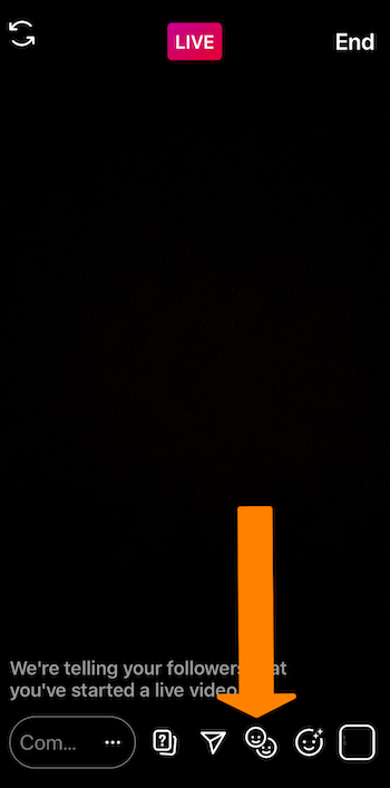 screenshot di una trasmissione live di Instagram con una freccia arancione che punta all'icona delle faccine nella parte inferiore dello schermo