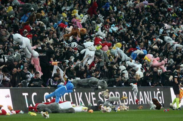 Giocattoli lanciati nella partita del Beşiktaş