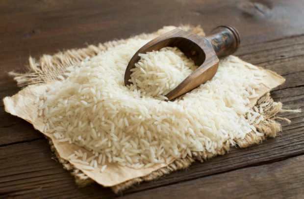 Il riso dovrebbe essere tenuto in acqua? Il riso viene cotto senza tenere il riso in acqua?