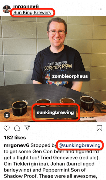 post di instagram che mostra un post con più tag con un tag di posizione, una menzione @ nella didascalia del post e un tag sul post dell'immagine