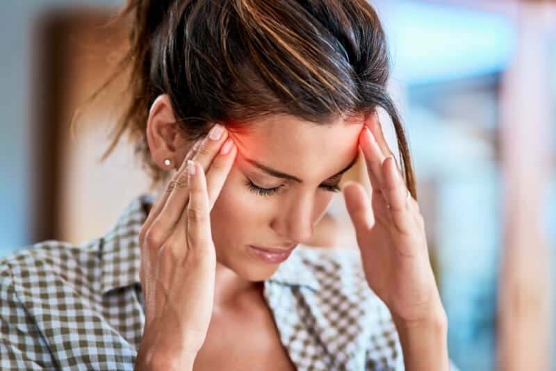 Cosa causa mal di testa? Come prevenire il mal di testa durante il digiuno? Cosa fa bene al mal di testa?