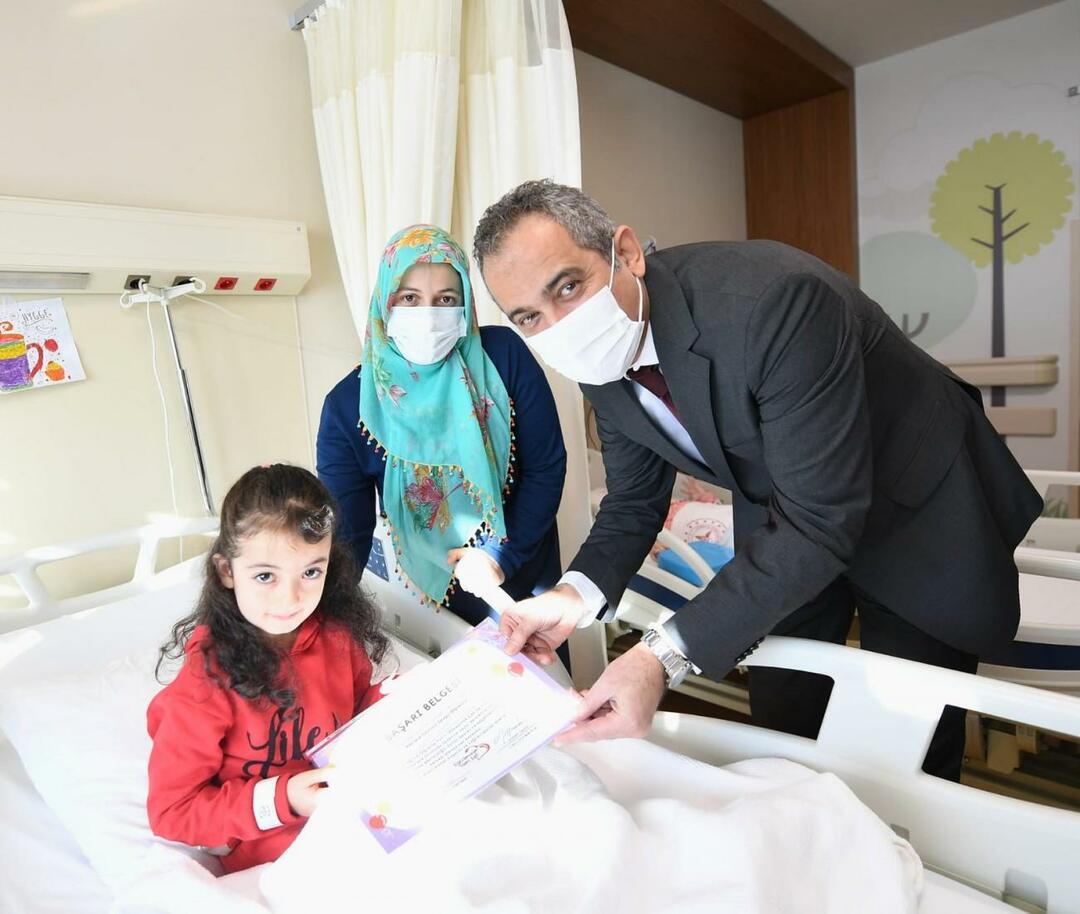 Emine Erdoğan ha trasmesso i suoi desideri di guarigione ai bambini che sono stati curati in ospedale
