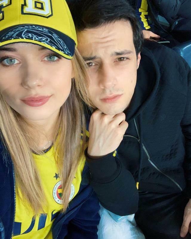 Afra Saracoglu e Mert Yazicioglu