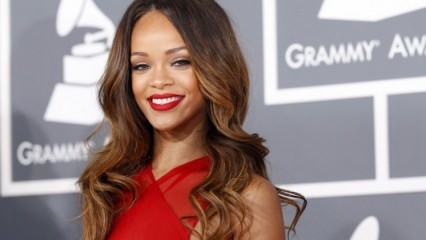 Lezione di guida su rossetto rosso online da Rihanna