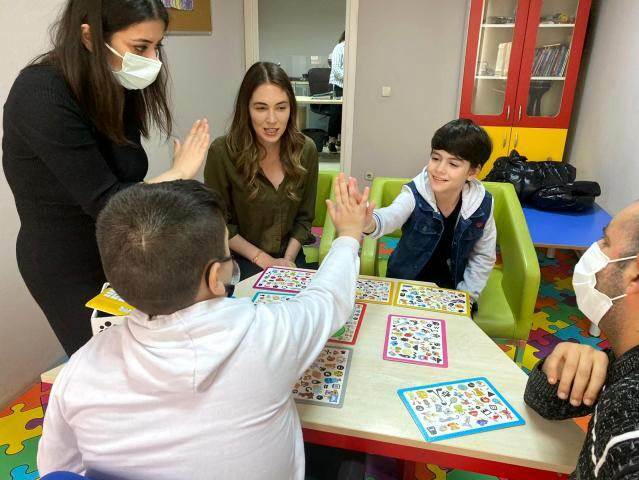 Visita significativa di Mustafa Konak, figlio di Burcu Biricik, con autismo nella serie TV 'Fatma'