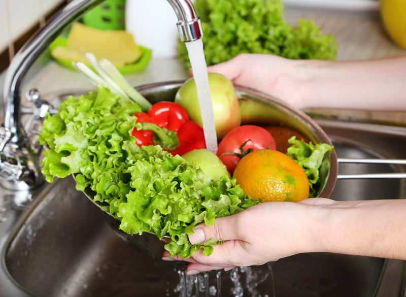 Come si lavano frutta e verdura? Questi errori causano avvelenamento!
