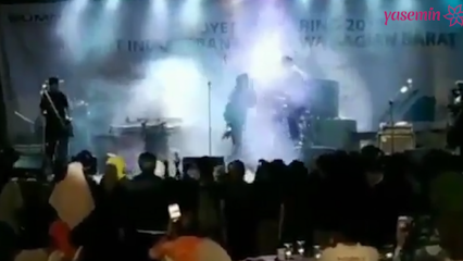 Lo tsunami in Indonesia si è riflesso nelle telecamere durante il concerto!