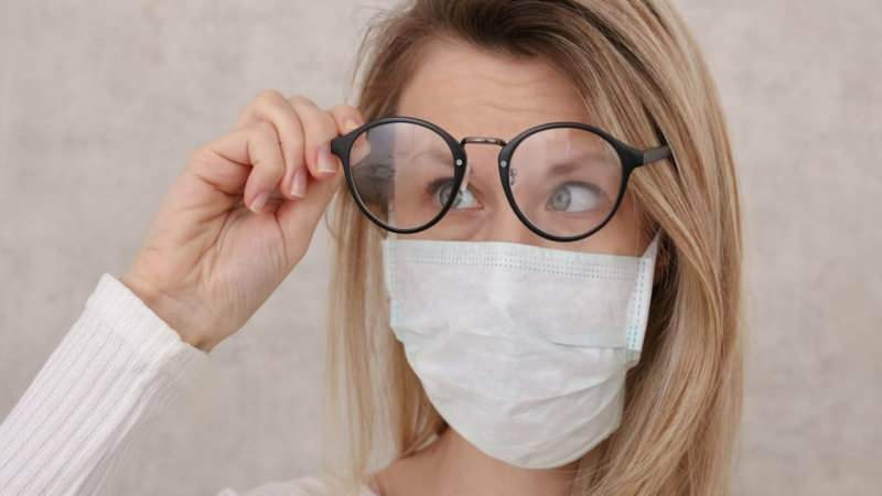 Come evitare che gli occhiali emettano vapore mentre si indossa una maschera?