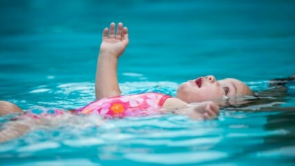 I bambini possono nuotare in piscina o al mare?