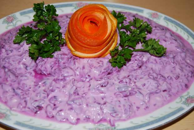 Come preparare un'insalata di cavolo viola con lo yogurt più semplice?
