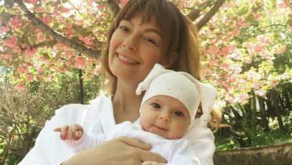Nuova posa della fresca madre Özge Özder con la sua piccola figlia! Eva Luna tutta l'attenzione ...