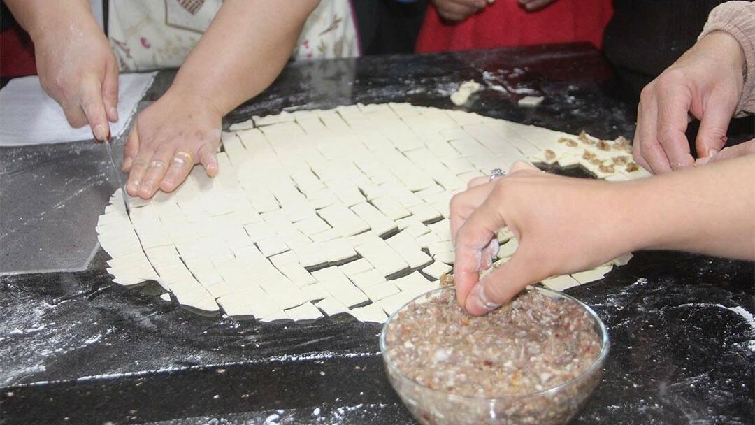 Le donne sfruttano al massimo il loro tempo libero! Lavora duro per trovare un lavoro