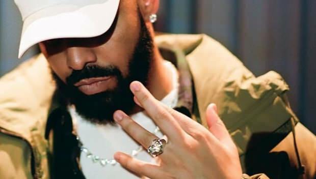La collana da 1 milione di dollari di Drake ha raccolto reazioni sui social media!
