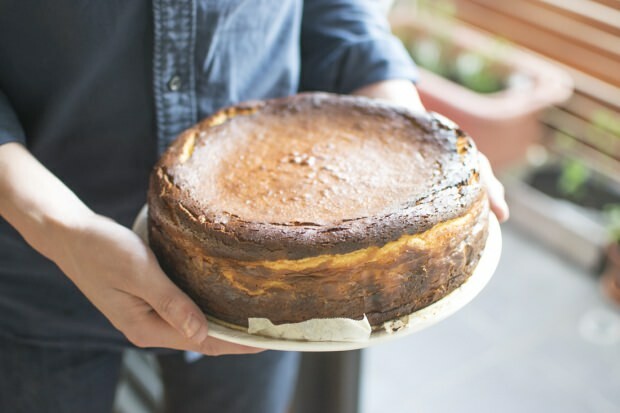 Come preparare la più semplice cheesecake di San Sebastian? Cheesecake di San Sebastian