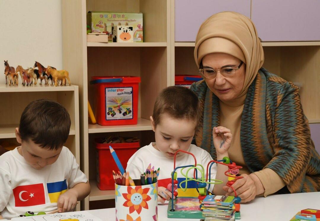 Emine Erdogan ha giocato con i bambini ucraini