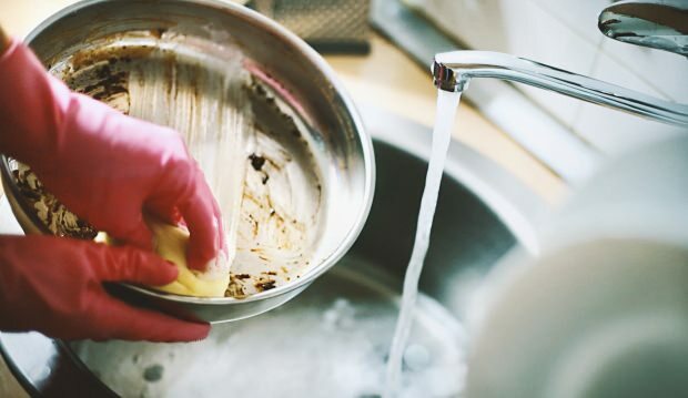 Suggerimenti per lavare i piatti in modo rapido e pratico