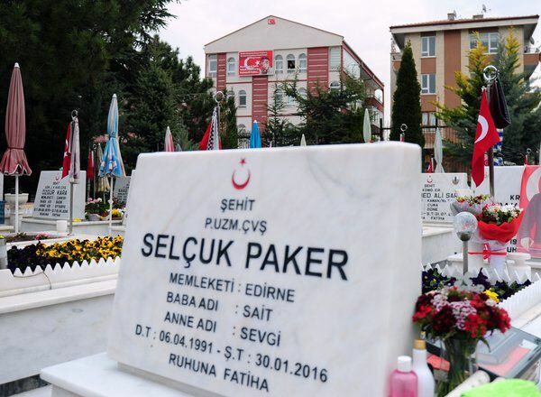 La madre del martire Selcuk Paker si è trasferita di fronte alla tomba di suo figlio!