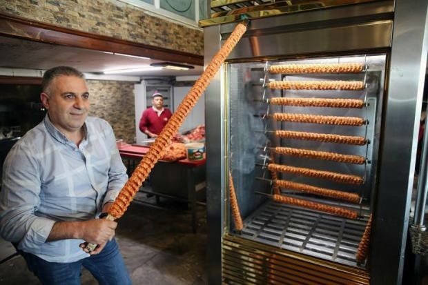 Un gusto tutto nuovo ad Adana! Questo kebab di Adana si sta allungando!