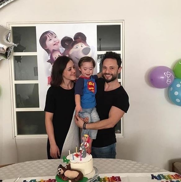 Özgün e la sua famiglia