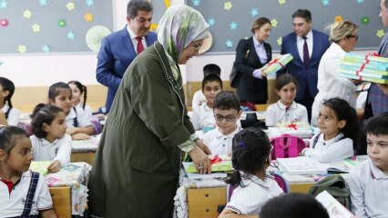 La First Lady Erdoğan ha distribuito quaderni agli studenti!