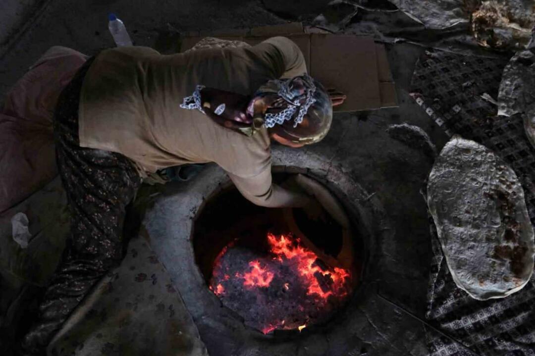 Ha lasciato il suo villaggio di montagna ed è diventato il capo della panetteria che ha aperto! Facendo il pane tandoori...