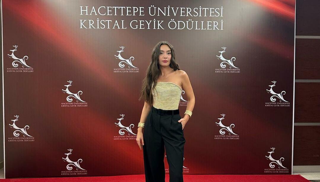  Neslihan Atagül alla cerimonia di premiazione 