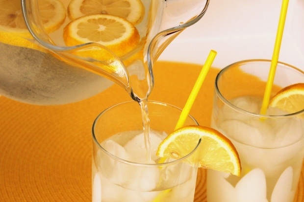 Benefici di bere regolarmente succo di limone