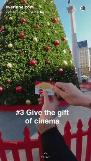 La storia di Snapchat di Everlane mostrava un ambasciatore del marchio che distribuiva una carta regalo per un film.