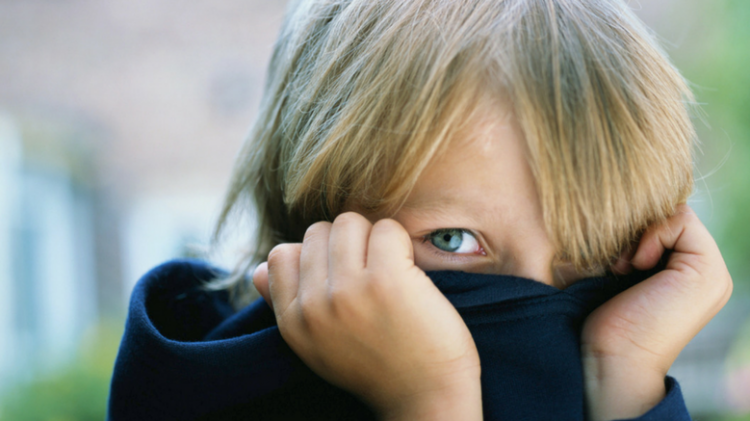 Come trattare i bambini timidi?