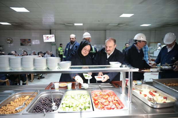 Il ministro Zehra Zümrüt Selçuk e Mustafa Varank si sono messi in fila per la cena sahur.