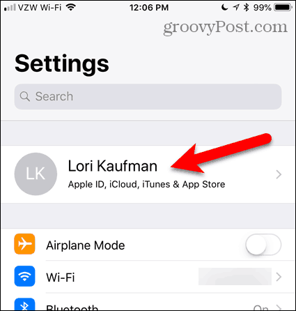 Tocca il tuo nome nell'app Impostazioni in iOS