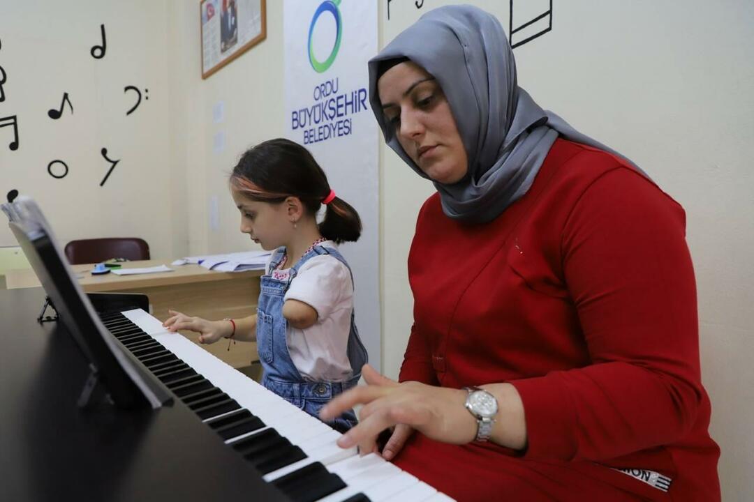 Zeynep sta imparando a suonare il pianoforte con sua madre