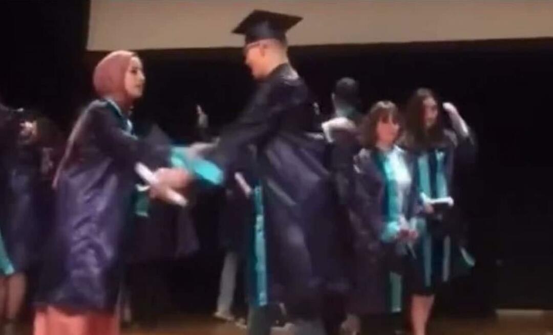 Momenti interessanti alla cerimonia di laurea! Ha spintonato il suo ragazzo che voleva abbracciarla così