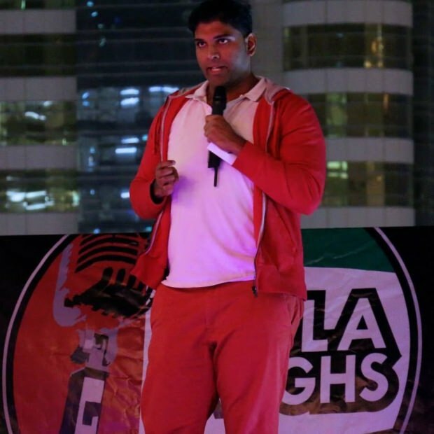 Il comico indiano Manjunath Naidu è morto sul palco! Il pubblico non ha capito