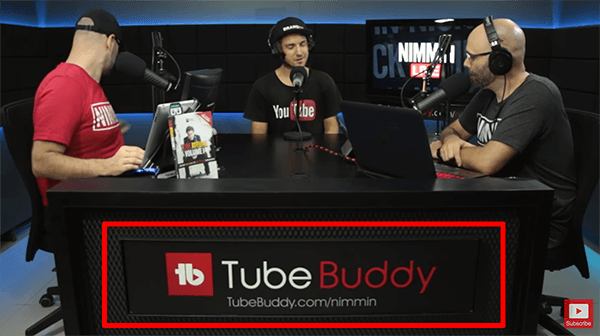 Questo è uno screenshot da un live streaming di Nimmin Live con Nick Nimmin. La scrivania nello studio di live streaming mostra che TubeBuddy sponsorizza lo spettacolo.