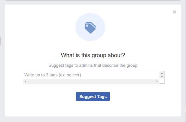 Un pop-up trovato in Facebook Groups chiede ai membri di suggerire tag che descrivono il gruppo.