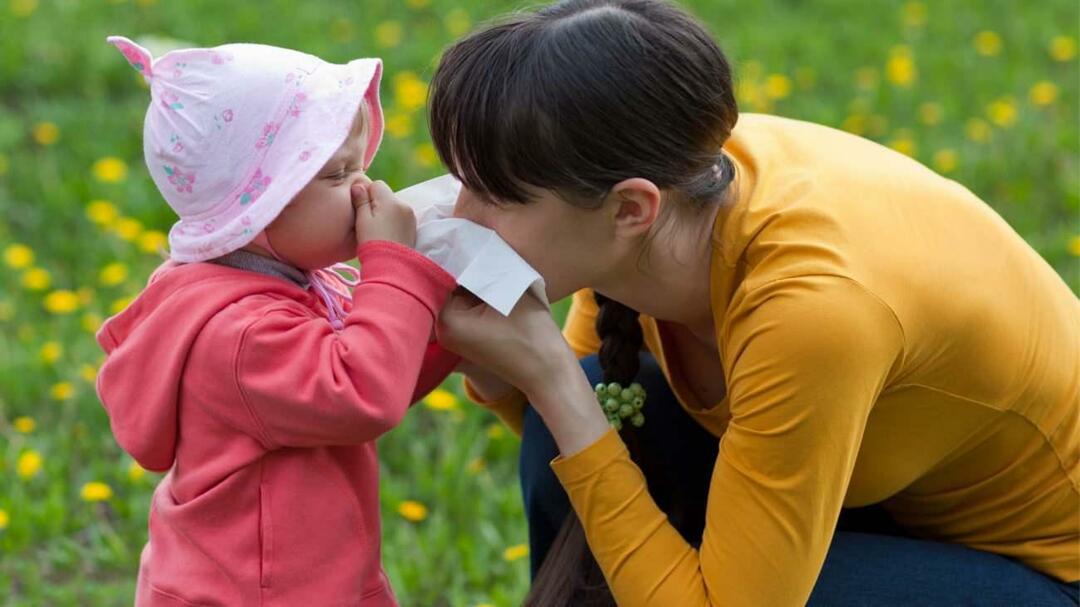 Qual è la differenza tra allergie stagionali e raffreddore nei bambini?