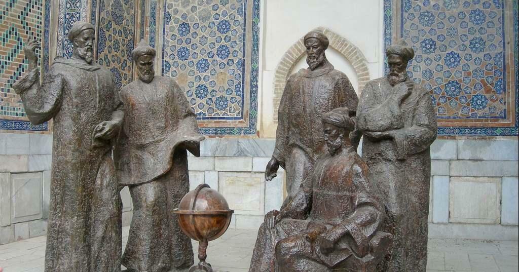 Sculture nel giardino dell'Osservatorio di Uluğ Bey