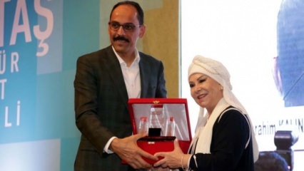 La leggenda della musica popolare turca ha ricevuto il premio Bedia Akartürk