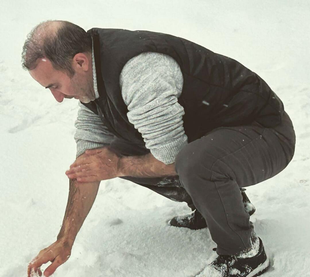 Ömer Karaoğlu ha fatto le abluzioni con la neve